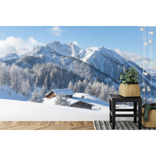 Eine Fototapete mit einer schneebedeckten Berglandschaft, die Ruhe ausstrahlt und sich perfekt für ein Wohnzimmer eignet.