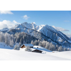 Fototapete mit einer schneebedeckten Berglandschaft, in der sich die Berge aus einer ruhigen, weißen Umgebung erheben.