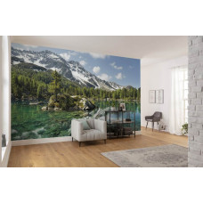 Eine Fototapete der Alpen mit magischen Berglandschaften, ideal für einen abenteuerlichen Look im Wohnzimmer.