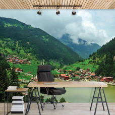 Eine Fototapete mit einer Berglandschaft und Seeblick, geeignet für das Büro.