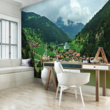 Eine Fototapete mit einer Bergansicht mit Natur und Bergen für das Wohnzimmer.