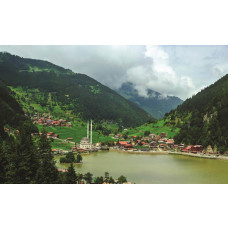 Fototapete mit einer malerischen Berglandschaft, mit Blick auf einen klaren See und Berggipfel.
