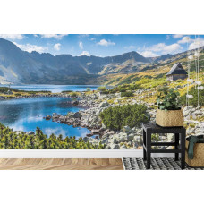 Eine Fototapete mit einem friedlichen Bergsee in einer Küche.