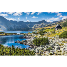 Ein ruhiger Blick auf einen Bergsee, mit Bergen, die sich in dem ruhigen Wasser spiegeln, auf dieser Fototapete.