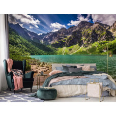 Ein Schlafzimmer mit einer Fototapete von einem Bergsee am Morgen mit einem klarblauen Bergsee, umgeben von hohen Bergen und einer wunderschönen Landschaft.