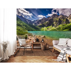 Fototapete mit einem Bergsee am Morgen mit einem klarblauen Bergsee, umgeben von hohen Bergen und einer wunderschönen Landschaft auf hochwertigem Vlies-Tapeten im Wohnzimmer.