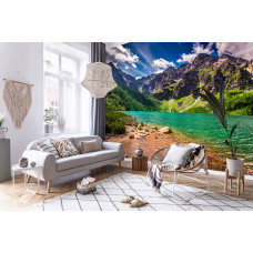 Ein stilvolles Wohnzimmer mit einer Fototapete von einem Bergsee am Morgen mit einem klarblauen Bergsee, umgeben von hohen Bergen und einer wunderschönen Landschaft.