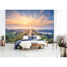 Eine Fototapete von einem Bergpfad durch die Berge bei Sonnenuntergang für das Schlafzimmer.