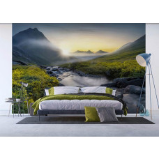 Ein Fototapet von einem Bergfluss bei Sonnenuntergang in einer Naturlandschaft in einem Schlafzimmer.