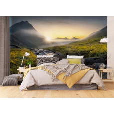 Ein Fototapet von einem Bergfluss bei Sonnenuntergang in einer Naturlandschaft in einem Schlafzimmer mit Vliesbehang.