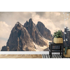 Eine Fototapete mit imposanten Berggipfeln und Felsformationen in einer friedlichen Naturkulisse, perfekt für ein Schlafzimmer.