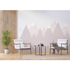 Ein Fototapet von Berggipfeln mit einer Illustration von Bergen in einem Wohnzimmer mit Vliesbehang und Airtex.