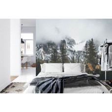 Ein Fototapete mit einer friedlichen Darstellung von schneebedeckten Bergen und Natur, perfekt für ein Schlafzimmer.