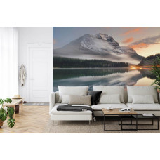 Ein Fototapete mit einer friedlichen Szene eines Sees, umgeben von Bergen und Wäldern, in einem Wohnzimmer.