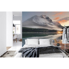 Ein Fototapete mit einer ruhigen Naturlandschaft mit einem bezaubernden Bergsee, geeignet für ein Schlafzimmer.