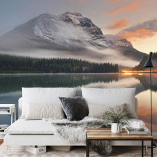 Ein Fototapete mit einem beruhigenden Bergsee und üppiger Natur, perfekt für ein Wohnzimmer und Schlafzimmer.