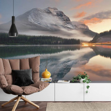 Ein Fototapete mit einem bezaubernden Bergsee, umgeben von hohen Bergen und Wäldern, ideal für ein Wohnzimmer.