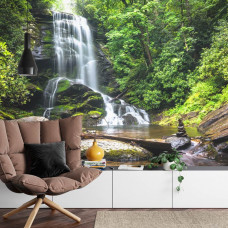 Eine natürliche Fototapete eines bezaubernden Wasserfalls im Wald, perfekt für ein Wohnzimmer.