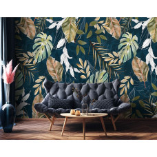Eine Fototapete mit Dschungelblättern und tropischen Details, perfekt für ein Wohnzimmer.