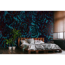 Eine malerische Fototapete mit blauen Blumen und Rosen auf dem Display im Schlafzimmer.