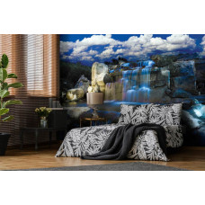Eine Fototapete mit einem blauen Wasserfall in einer natürlichen Umgebung, zu sehen im Schlafzimmer.