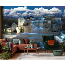 Eine Fototapete mit einem blauen Wasserfall in einer natürlichen Umgebung, zu sehen im Wohnzimmer.