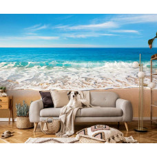 Eine Fototapete mit blauem Meer und Strand, gedruckt auf Vliestapete, ideal für ein Wohnzimmer.