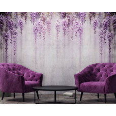 Eine Fototapete mit Glyzinien auf einer Betonwand mit Blumen und Efeu im Wohnzimmer.