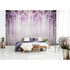 Eine Fototapete mit Glyzinien auf einer Betonwand mit Blumen und Efeu im Schlafzimmer.