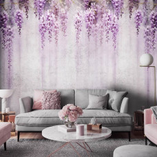 Eine Fototapete mit Glyzinien auf einer Betonwand mit Blumen und Efeu im Wohnzimmer.