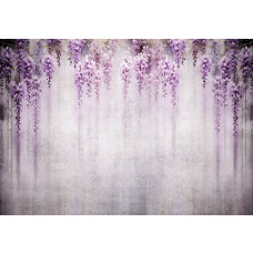 Glyzinien, die über eine Betonwand klettern, abgebildet auf dieser eleganten Fototapete mit Blumen und Efeu.