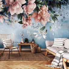 Eine Fototapete von Blumen und Blättern in Altrosa auf einem Betonhintergrund im Wohnraum.