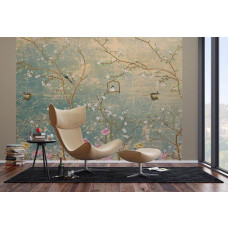 Ein Fototapet von Blumen und Vögeln an einer Grunge-Wand in einem Wohnzimmer mit Vliesbehang.