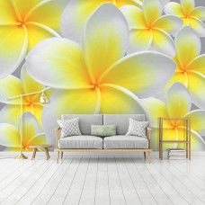 Eine Fototapete mit gelben und weißen Blumen, die eine natürliche Atmosphäre in ein Wohnzimmer bringt.