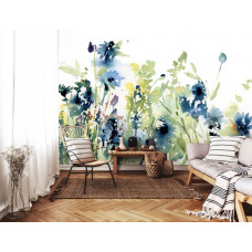 Fototapete in einem Wohnzimmer mit türkisfarbenen Blumen im Aquarell- und Wasserfarbenstil auf einem weißen Hintergrund.