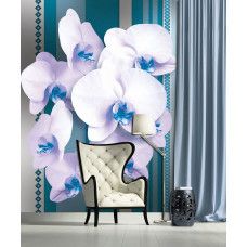 Eine Fototapete mit blauen Blumenmotiven in einer künstlerischen Komposition für das Wohnzimmer.