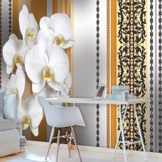 Eine Fototapete mit orangefarbenen Blumenmustern in einer verspielten Wohnzimmerumgebung.