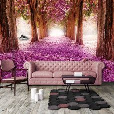 Eine Fototapete mit einem 3D-Tunnel aus Blumen und Bäumen im Wohnzimmer.