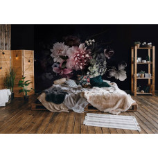 Eine Fototapete mit einem Blumenstrauß auf schwarzem Hintergrund in einem eleganten Schlafzimmer.