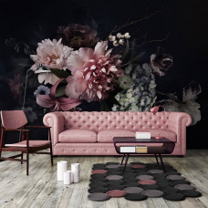 Eine Fototapete mit einem Blumenstrauß auf schwarzem Hintergrund in einem stimmungsvollen Wohnzimmer.