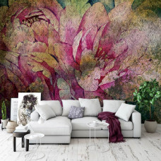 Eine Fototapete mit rosa Blumen in einem malerischen Design im Wohnraum.