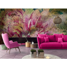 Eine Fototapete mit rosa Blumen in einem malerischen Design im Wohnzimmer.