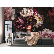 Fotobehang met een vrouwelijk bloemenportret aan de muur van een elegante woonkamer.