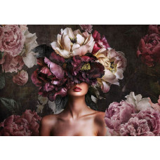 Fotobehang met een artistiek portret van een vrouw, omringd door kleurrijke bloemen in volle bloei.