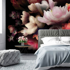 Eine Fototapete mit einem bunten Blumenstrauß, zu sehen im Wohnzimmer und Schlafzimmer.