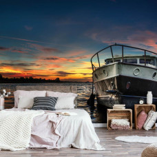 Eine Fototapete mit einem Boot und einem Steg bei Sonnenuntergang, perfekt für das Schlafzimmer.
