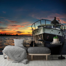 Eine Fototapete mit einem Boot bei Sonnenuntergang auf einem Steg, ideal für das Wohnzimmer.