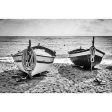 Fototapete mit kleinen Booten, die an einem sonnigen Strand festgemacht sind, mit einem weiten Blick auf das Meer.