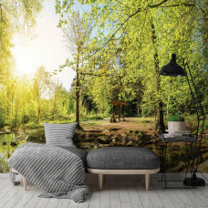 Eine Fototapete mit einer ruhigen Waldlandschaft mit Sonnenlicht, das durch die Bäume scheint, geeignet für das Schlafzimmer.