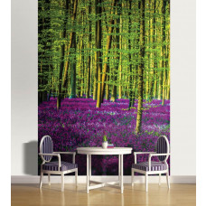 Eine Fototapete mit lila Bäumen in einem Wald, gesehen im Esszimmer.